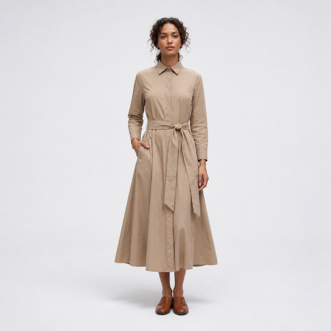 Robe longue taupe ceinturée Tsniout — Tissu fluide opaque, coupe longue et évasée
