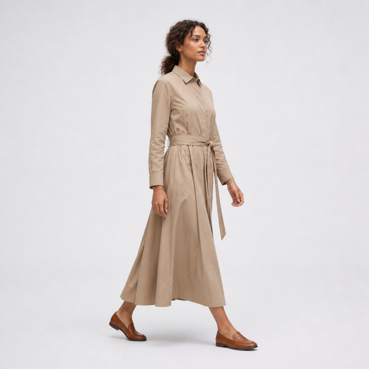 Robe longue taupe ceinturée Tsniout — vue 3 — Tissu fluide opaque, coupe longue et évasée