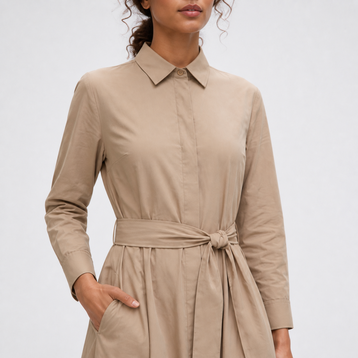 Robe longue taupe ceinturée Tsniout — vue 4 — Tissu fluide opaque, coupe longue et évasée