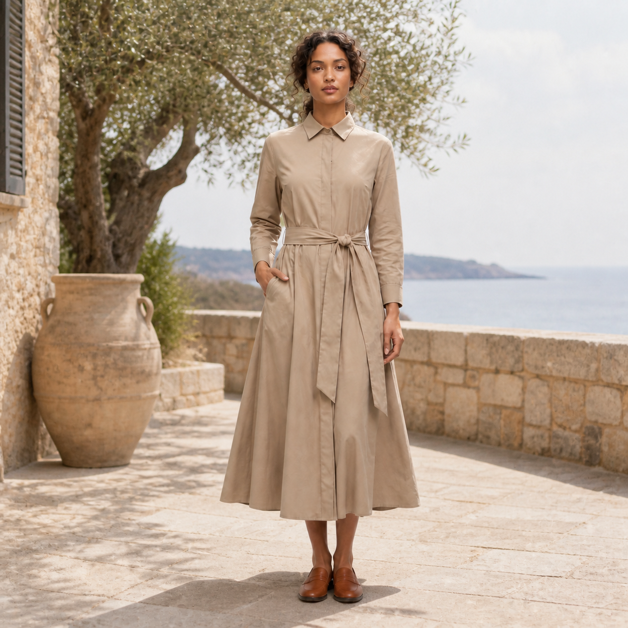 Robe longue taupe ceinturée Tsniout — vue 6 — Tissu fluide opaque, coupe longue et évasée