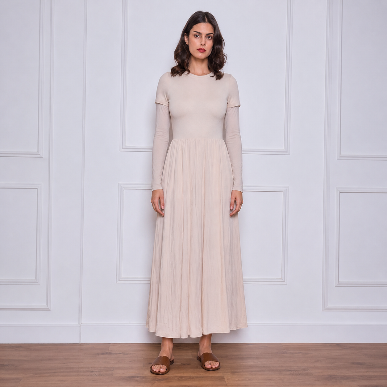 Robe longue beige clair plissée Tsniout — Tissu fluide plissé, coupe longue et légère