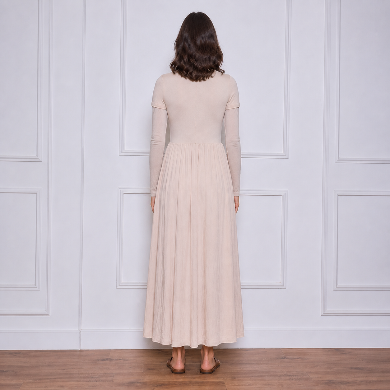 Robe longue beige clair plissée Tsniout — vue 2 — Tissu fluide plissé, coupe longue et légère