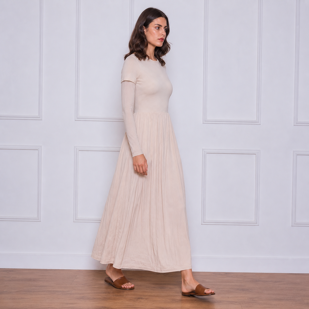 Robe longue beige clair plissée Tsniout — vue 3 — Tissu fluide plissé, coupe longue et légère