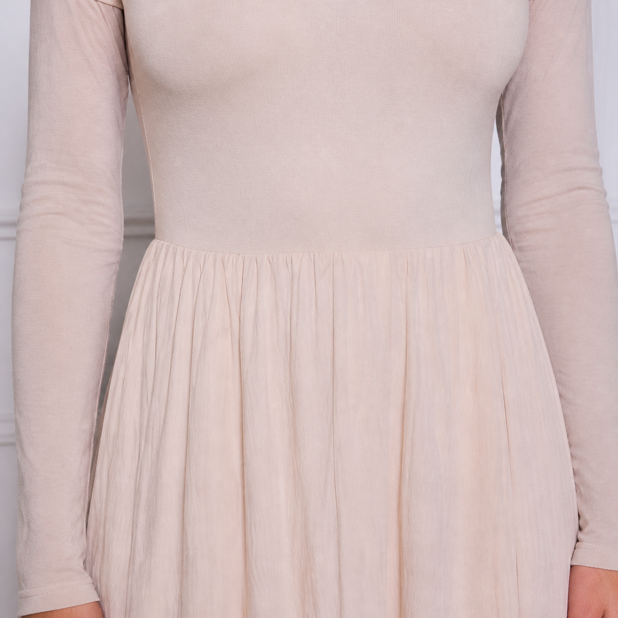Robe longue beige clair plissée Tsniout — vue 4 — Tissu fluide plissé, coupe longue et légère