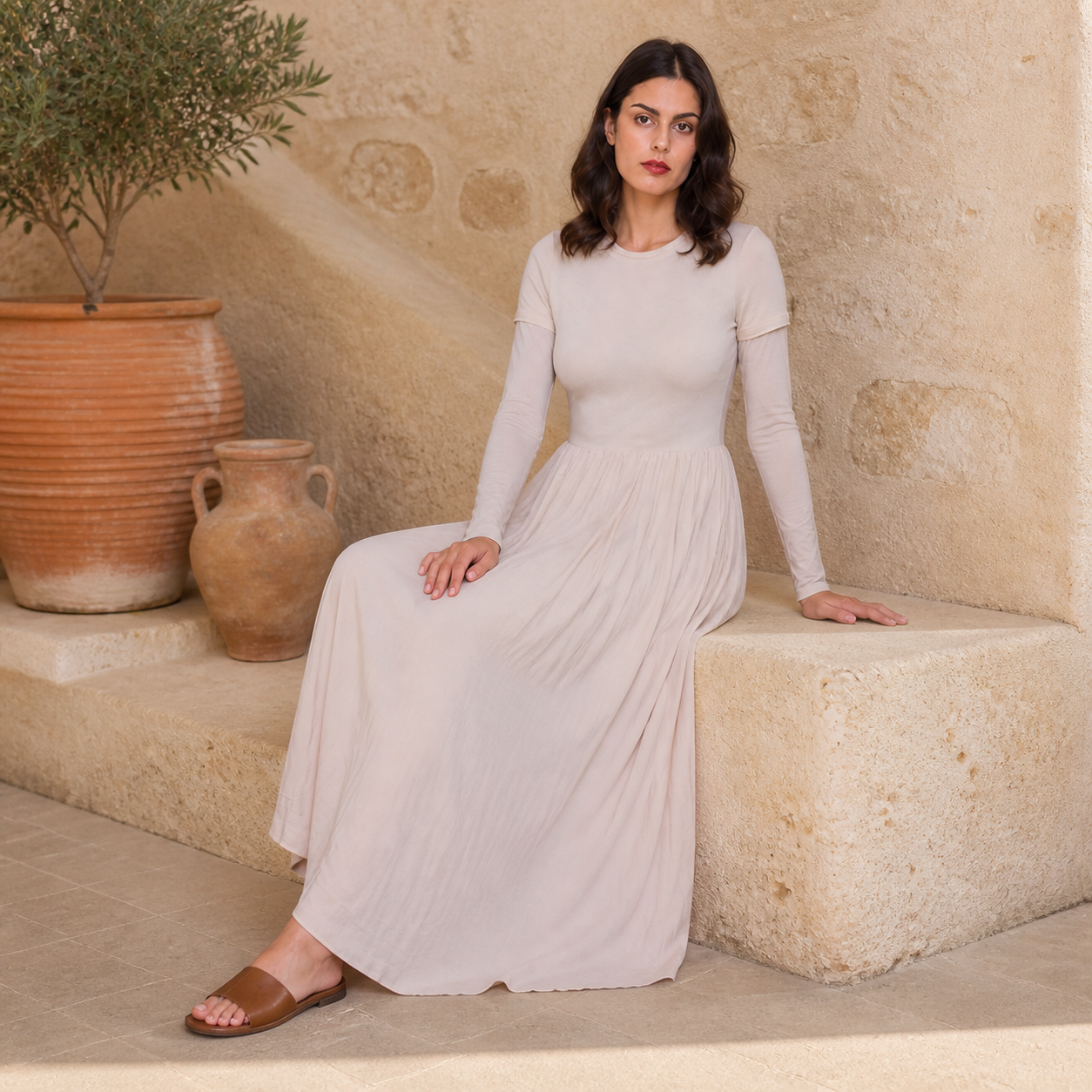 Robe longue beige clair plissée Tsniout — vue 5 — Tissu fluide plissé, coupe longue et légère