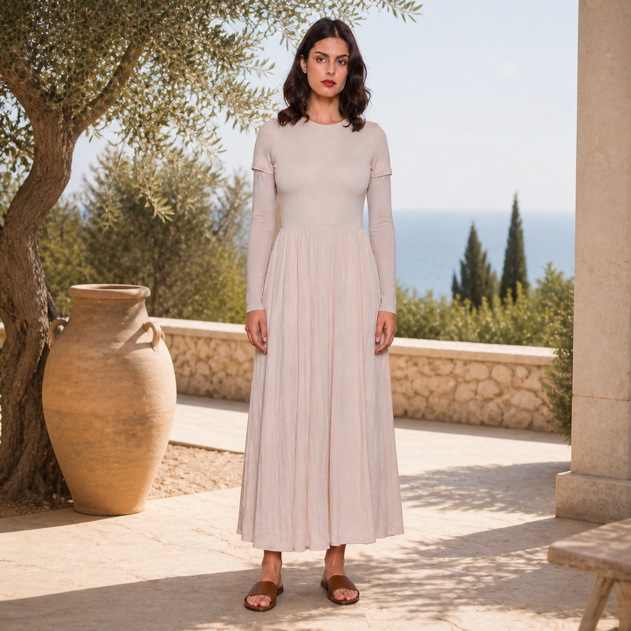 Robe longue beige clair plissée Tsniout — vue 6 — Tissu fluide plissé, coupe longue et légère