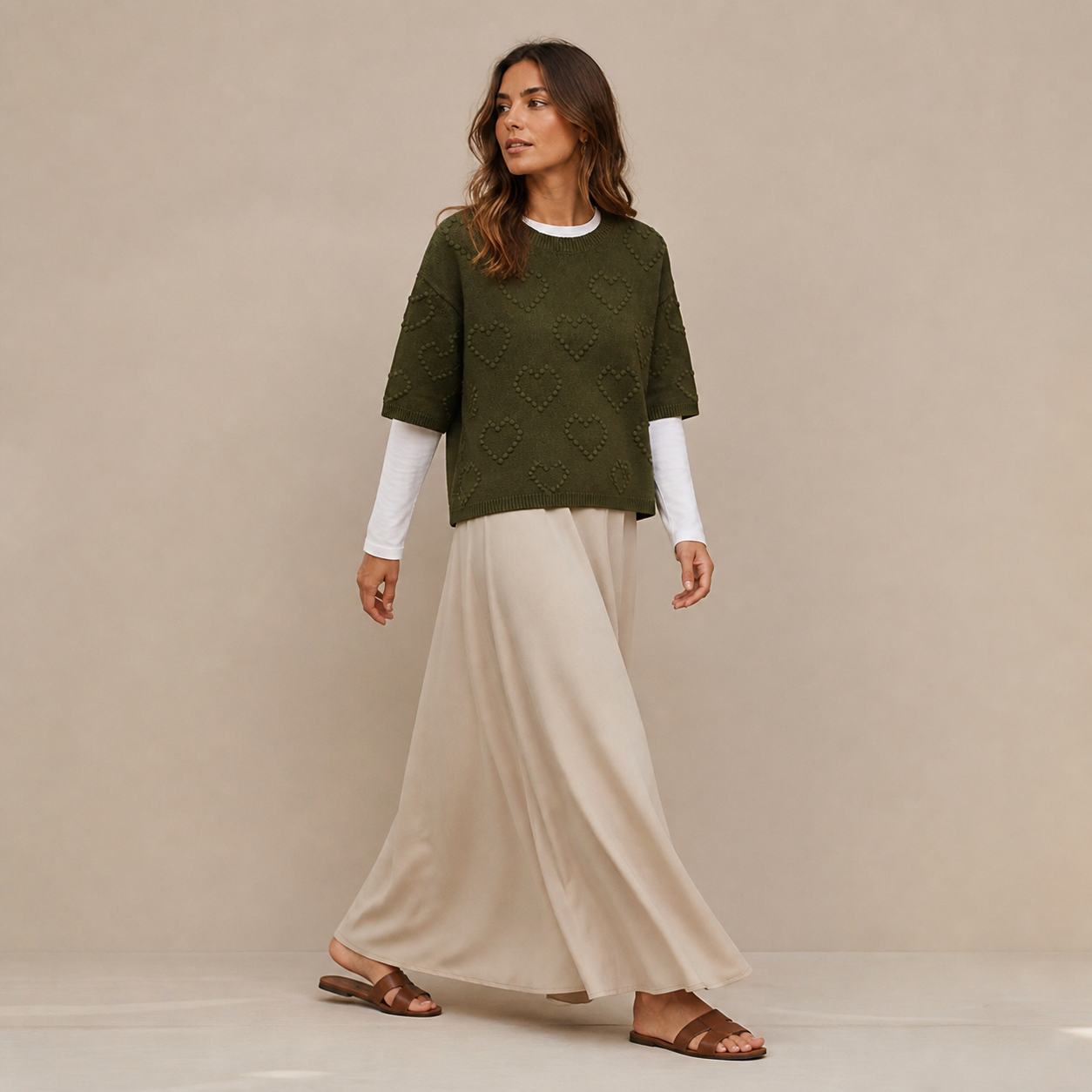 Pull vert olive à motifs cœurs Tsniout — vue 2 — Maille douce à motifs cœurs en relief