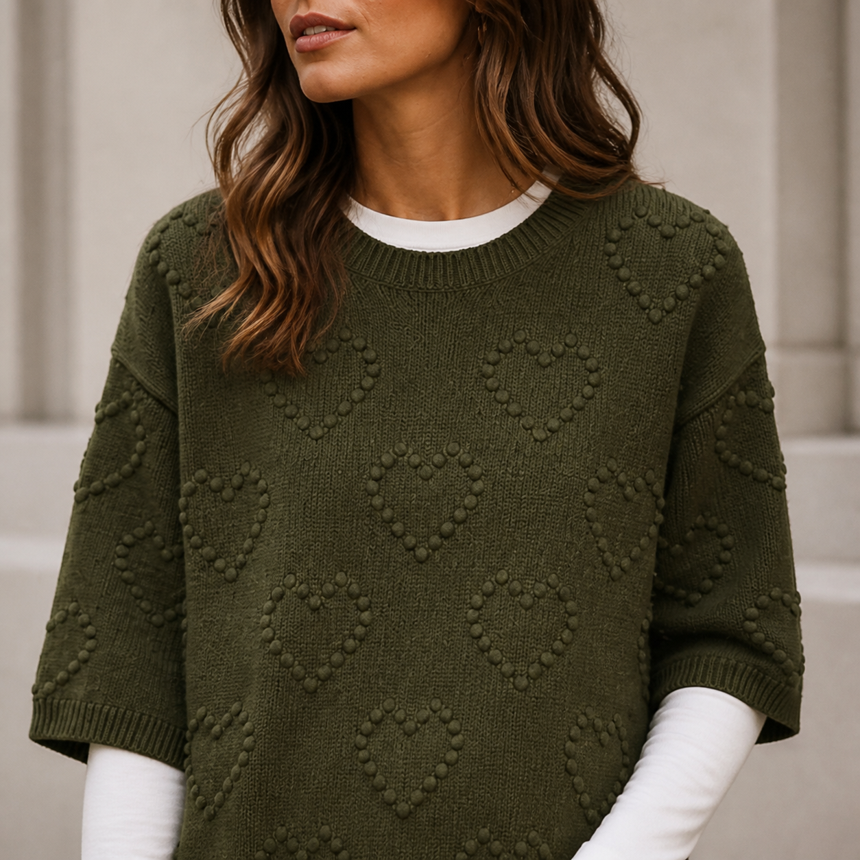 Pull vert olive à motifs cœurs Tsniout — vue 4 — Maille douce à motifs cœurs en relief
