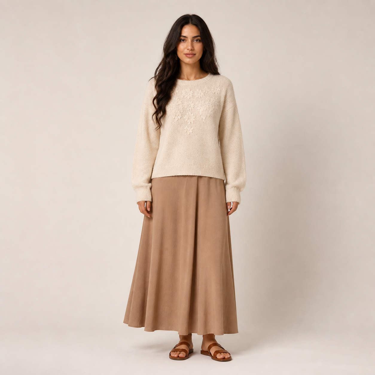 Pull écru brodé de fleurs Tsniout — Polyester recyclé 25 %, polyester 51 %, nylon 15 %, laine 7 %, élasthanne 2 %