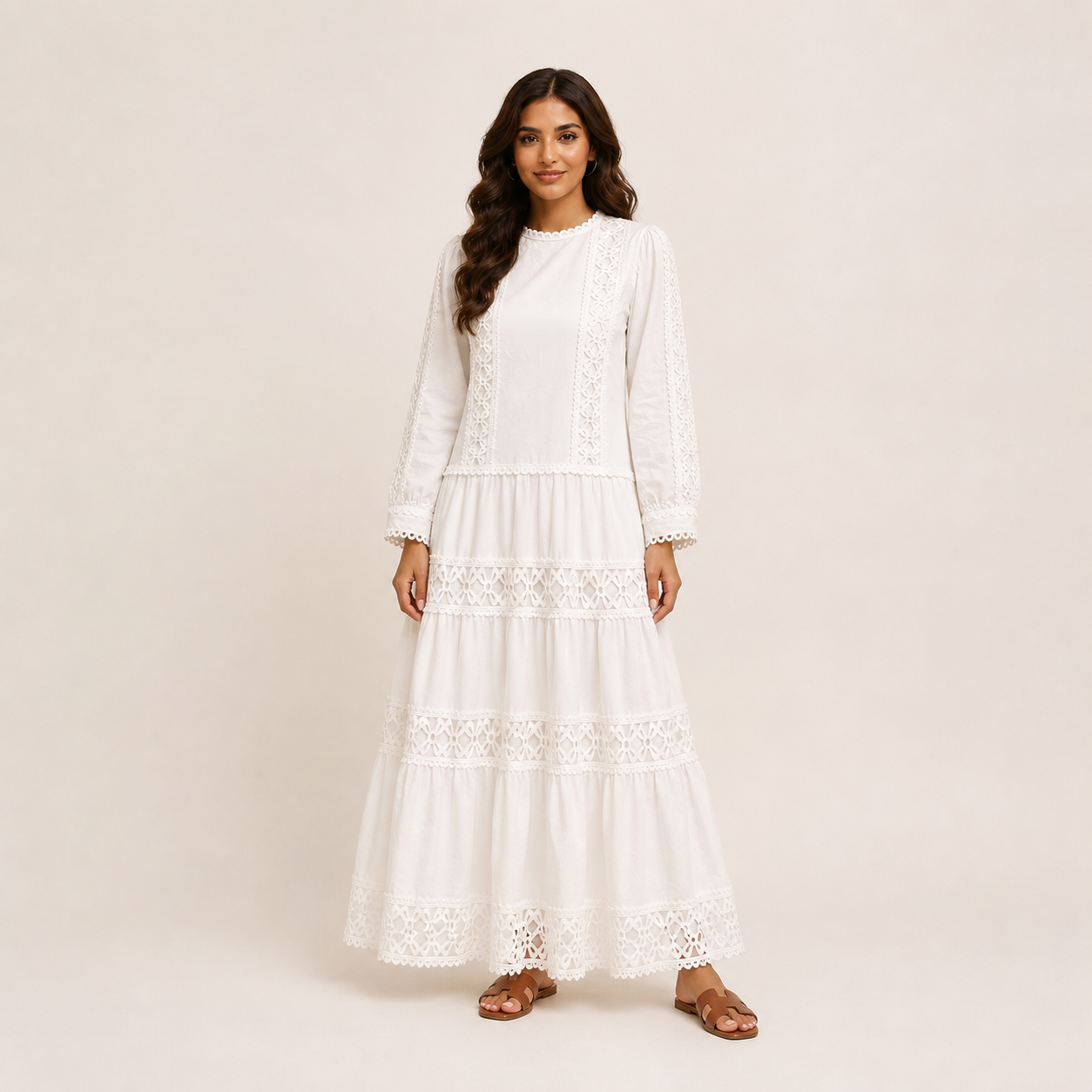 Robe longue écrue bohème brodée à volants Tsniout — 70 % coton, 30 % polyester