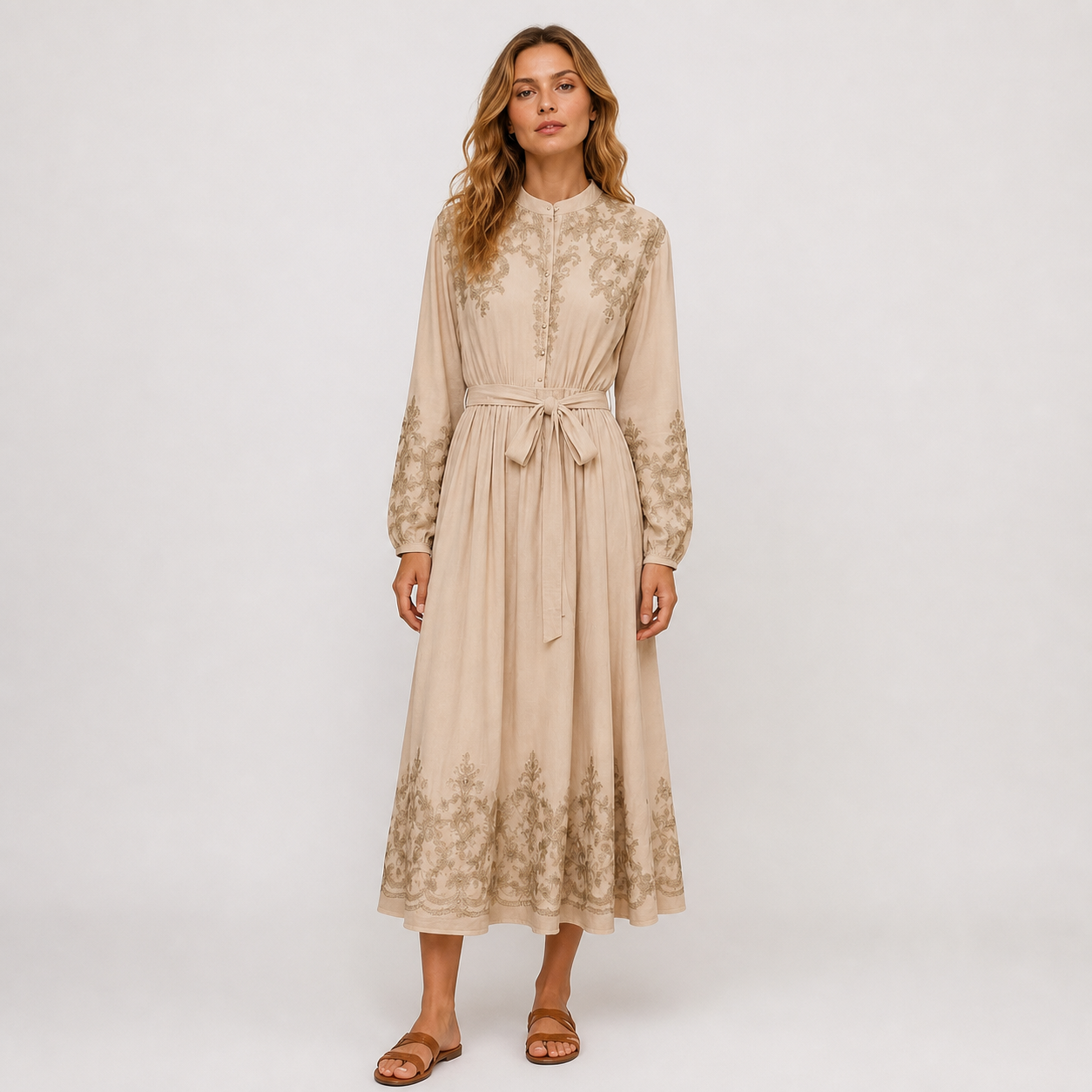 Robe longue taupe brodée Tsniout — Viscose douce opaque, broderies décoratives et coupe fluide