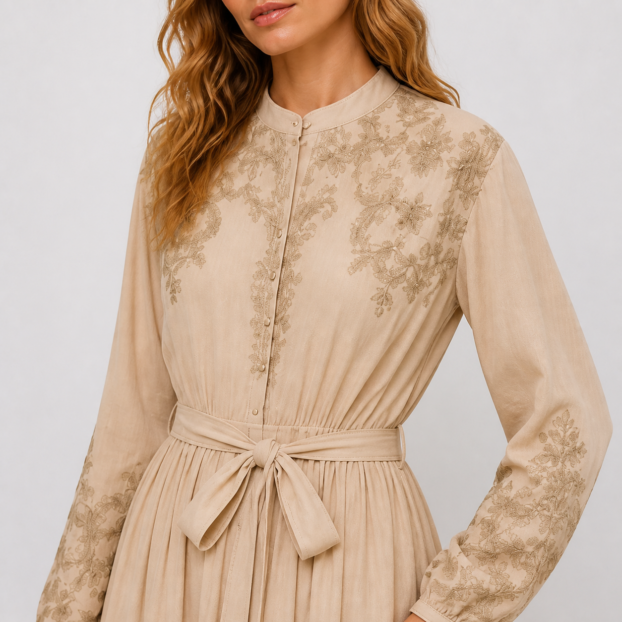 Robe longue taupe brodée Tsniout — vue 4 — Viscose douce opaque, broderies décoratives et coupe fluide