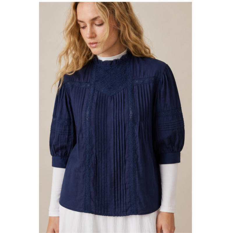 Blouse bleu marine plissée brodée Tsniout — vue 4 — Matière texturée à détails brodés