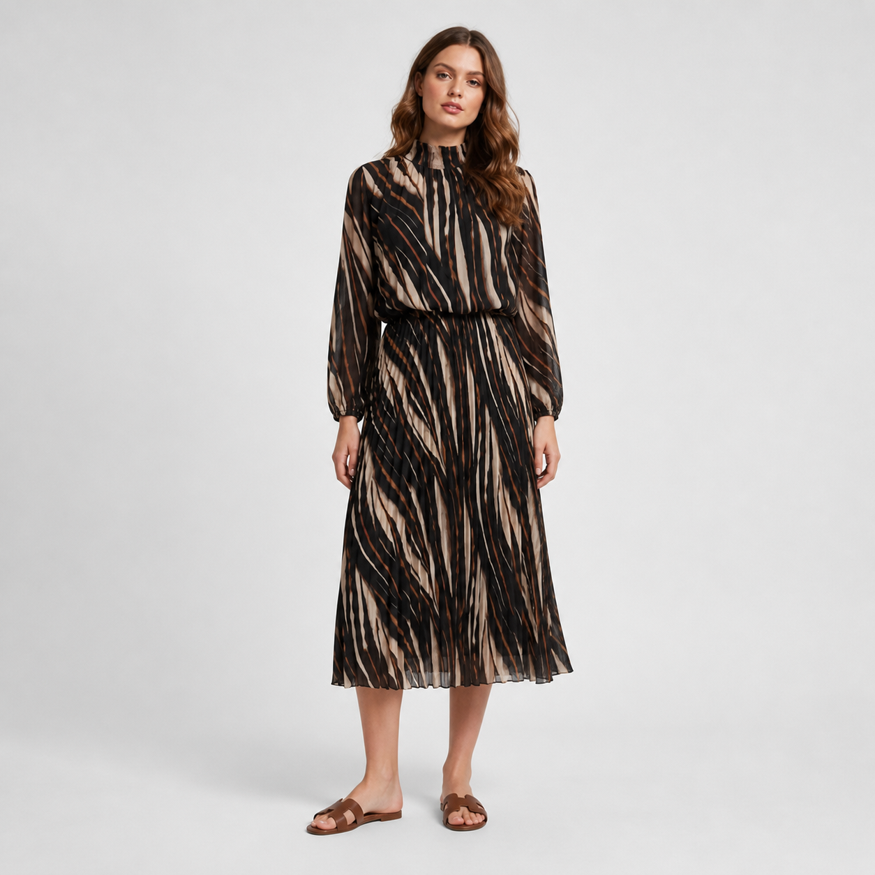 Robe longue noire à imprimé graphique Tsniout — Tissu fluide doublé, imprimé graphique et coupe plissée