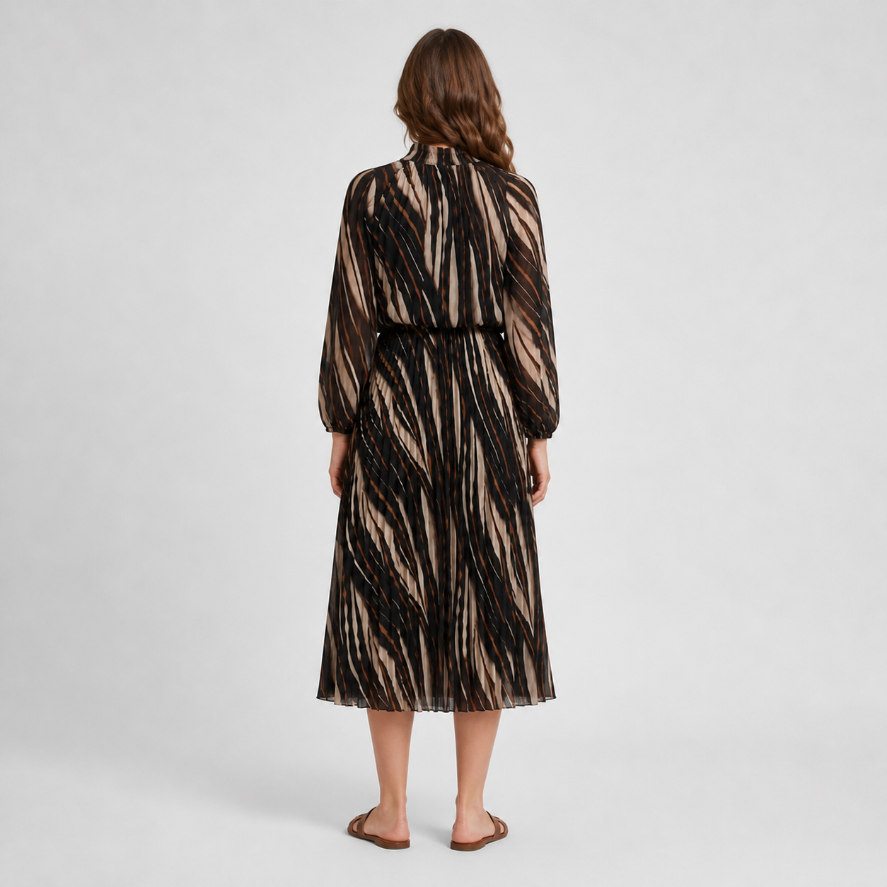 Robe longue noire à imprimé graphique Tsniout — vue 2 — Tissu fluide doublé, imprimé graphique et coupe plissée