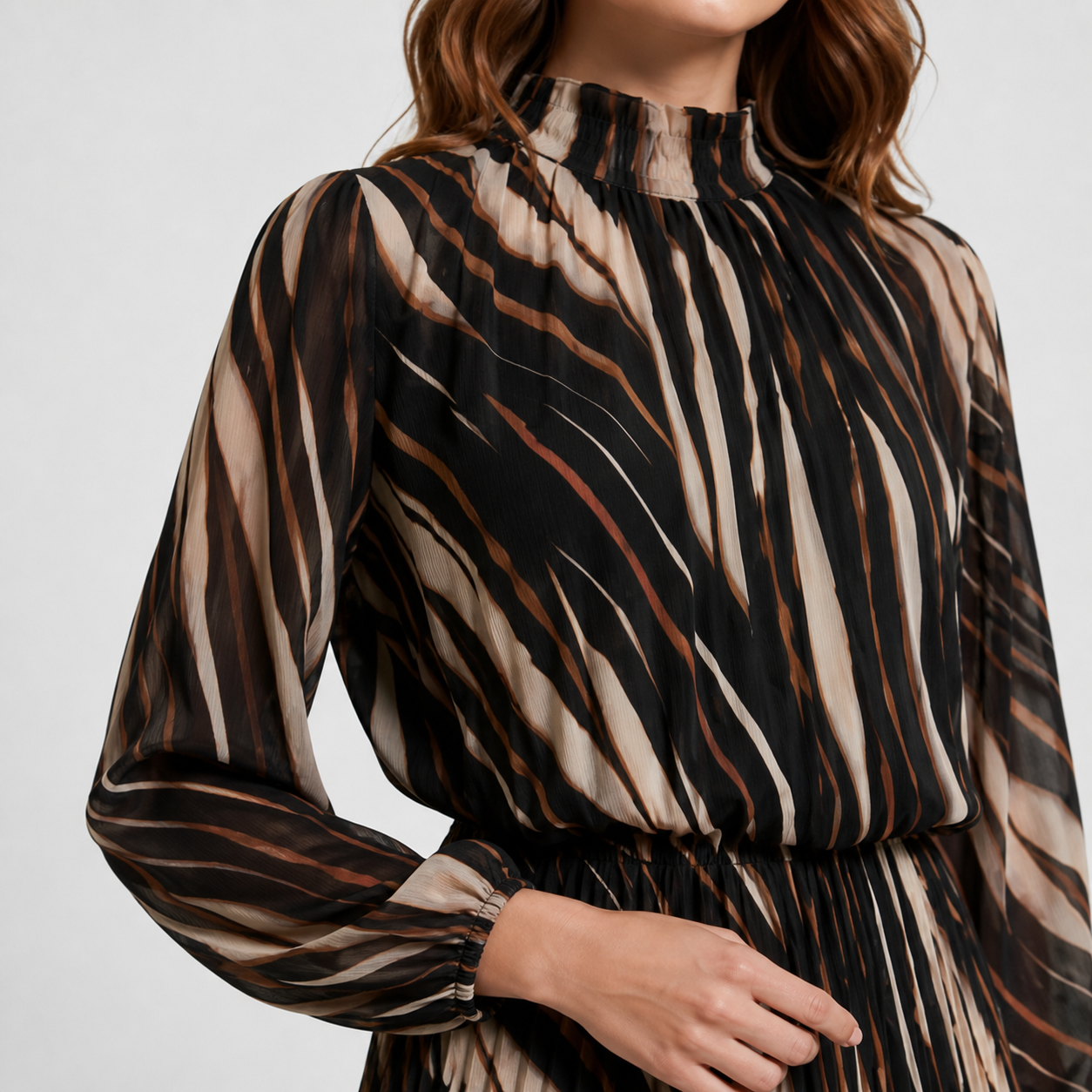 Robe longue noire à imprimé graphique Tsniout — vue 4 — Tissu fluide doublé, imprimé graphique et coupe plissée