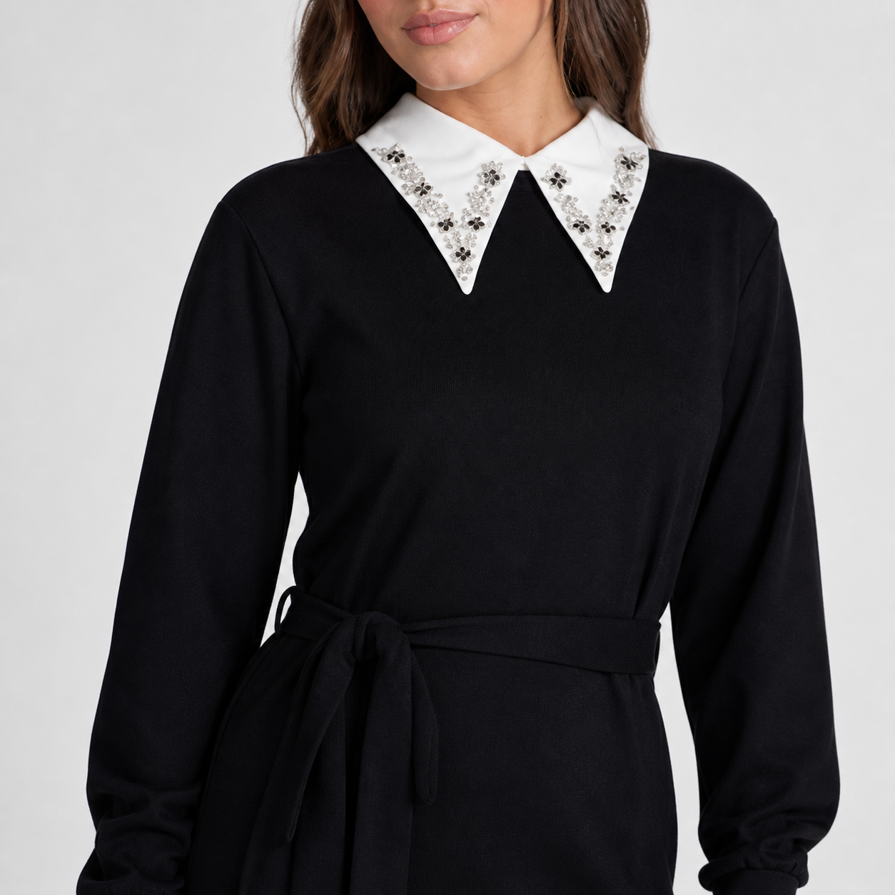 Robe longue noire en maille à col strass Tsniout — vue 4 — Maille douce et confortable, coupe fluide