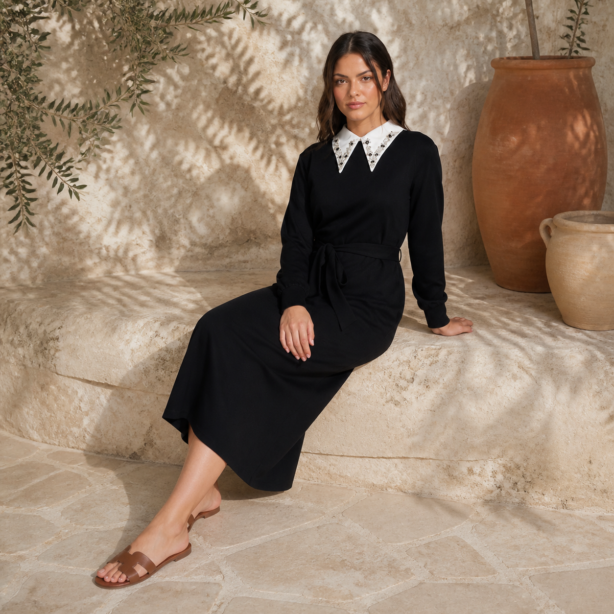 Robe longue noire en maille à col strass Tsniout — vue 5 — Maille douce et confortable, coupe fluide
