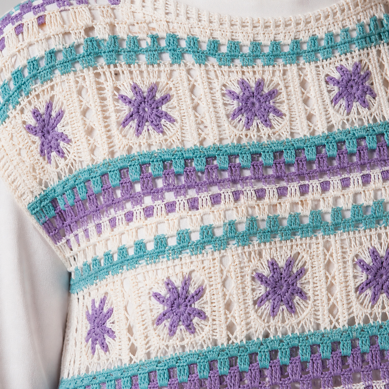 Top violet en crochet à motifs géométriques Tsniout — vue 4 — Coton 60%, acrylique 40%, maille crochet ajourée