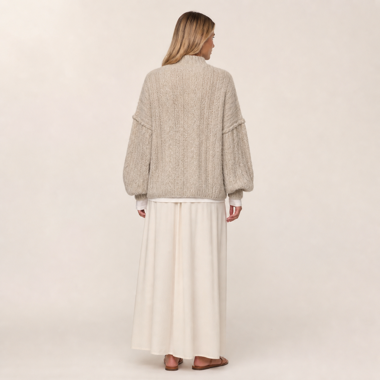 Pull beige en grosse maille Tsniout — vue 2 — Grosse maille torsadée, finition côtelée