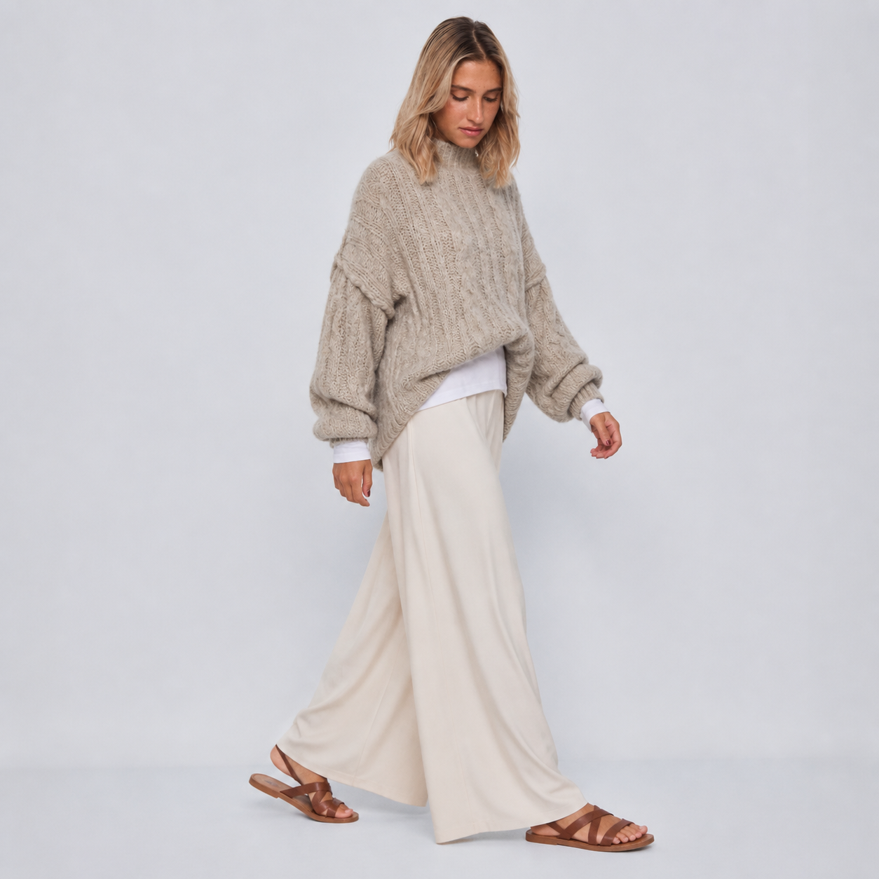 Pull beige en grosse maille Tsniout — vue 3 — Grosse maille torsadée, finition côtelée