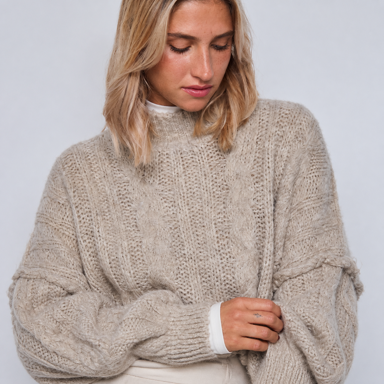 Pull beige en grosse maille Tsniout — vue 4 — Grosse maille torsadée, finition côtelée