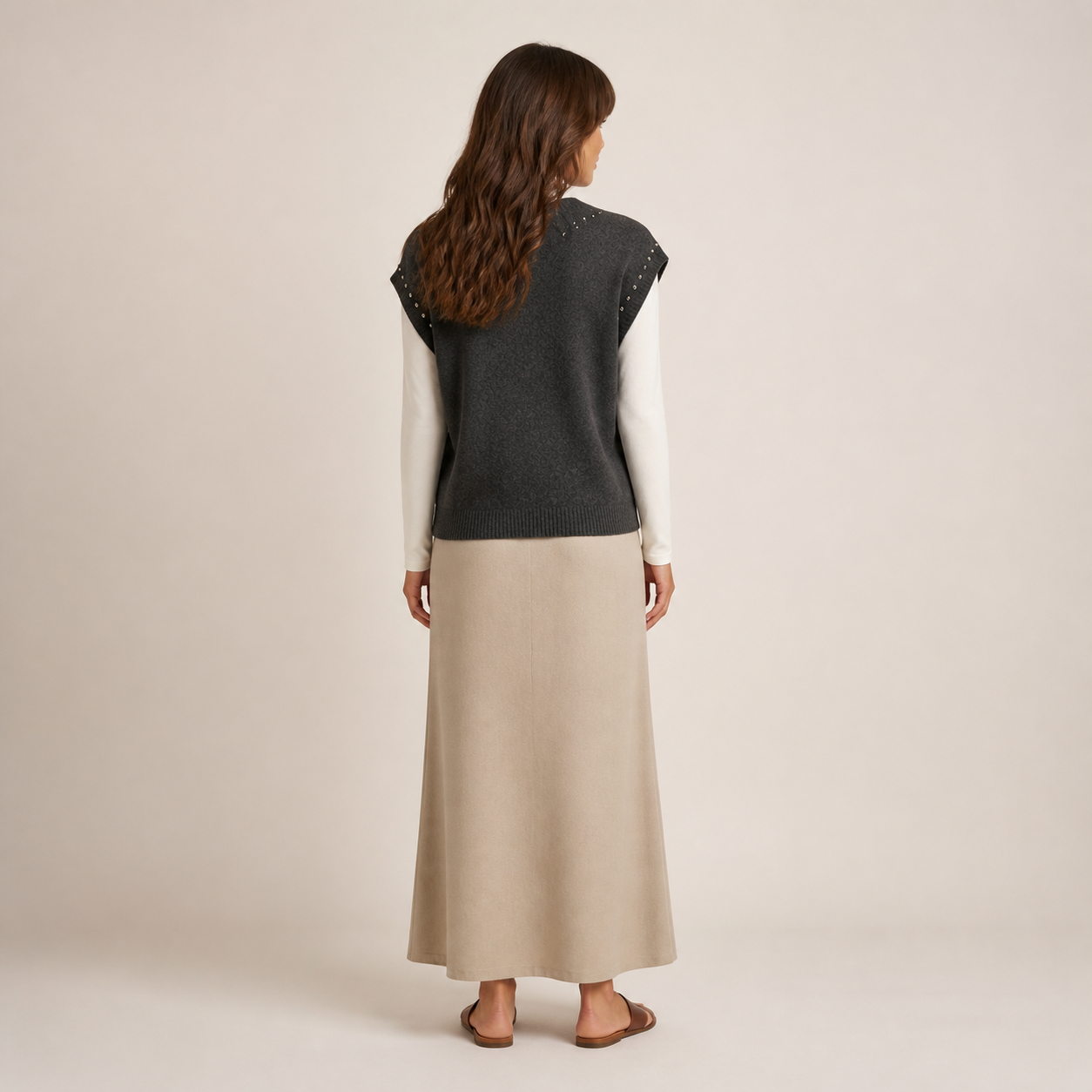 Pull gris anthracite sans manches à clous Tsniout — vue 2 — Polyester recyclé 65 %, acrylique 13 %, polyamide 13 %, laine 6 %, éla