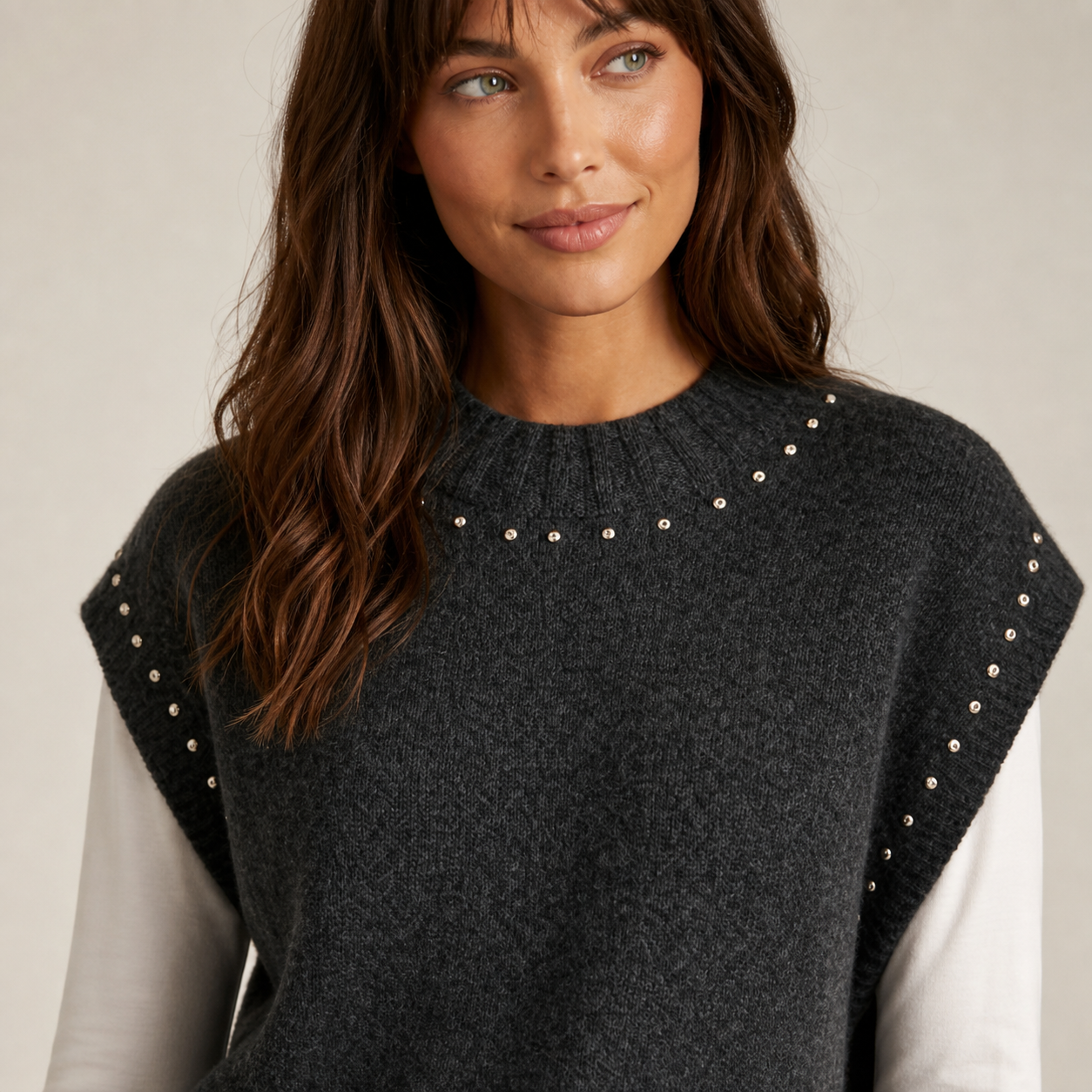 Pull gris anthracite sans manches à clous Tsniout — vue 4 — Polyester recyclé 65 %, acrylique 13 %, polyamide 13 %, laine 6 %, éla
