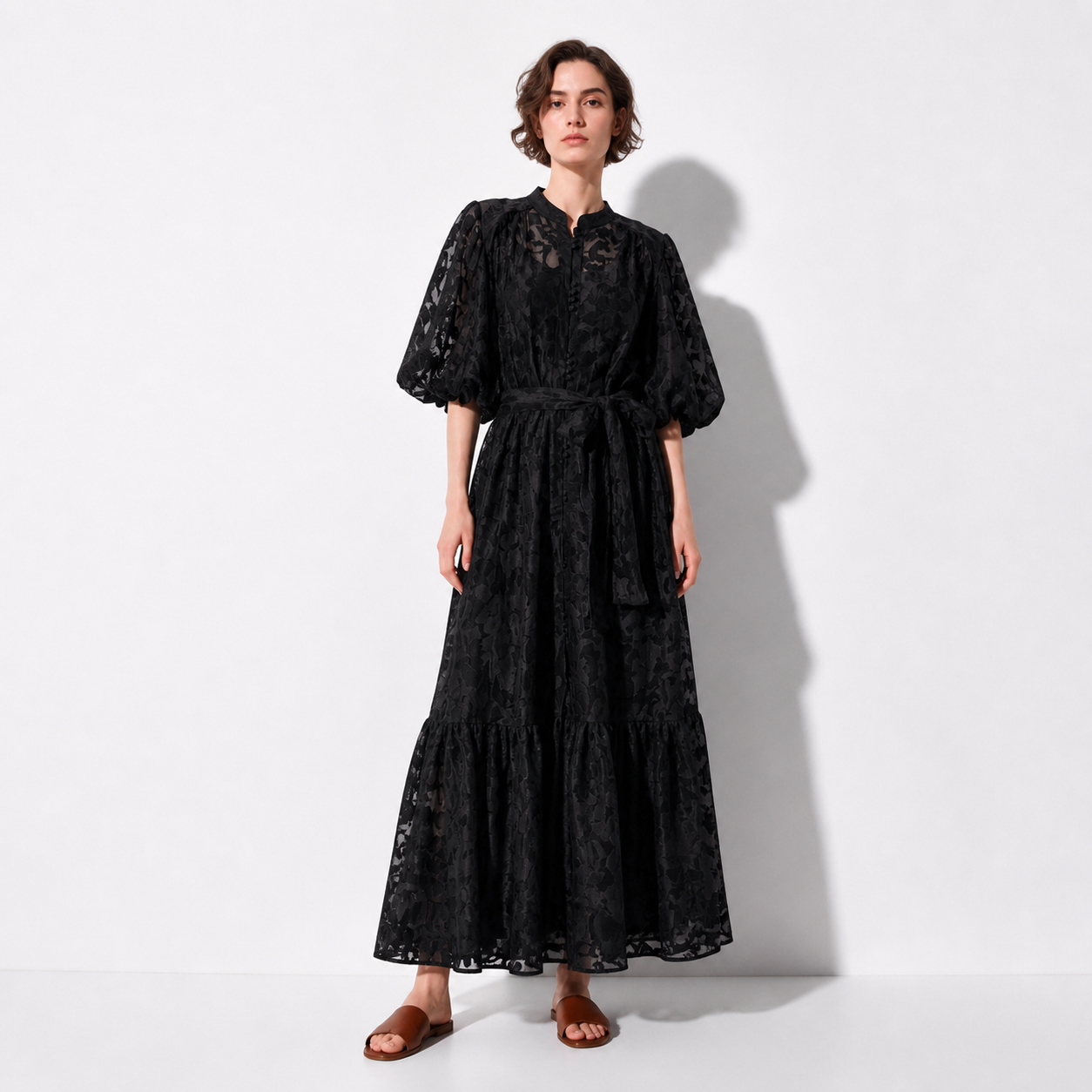 Robe longue noire en dentelle fleurie Tsniout — Dentelle florale opaque doublée, coupe longue et fluide
