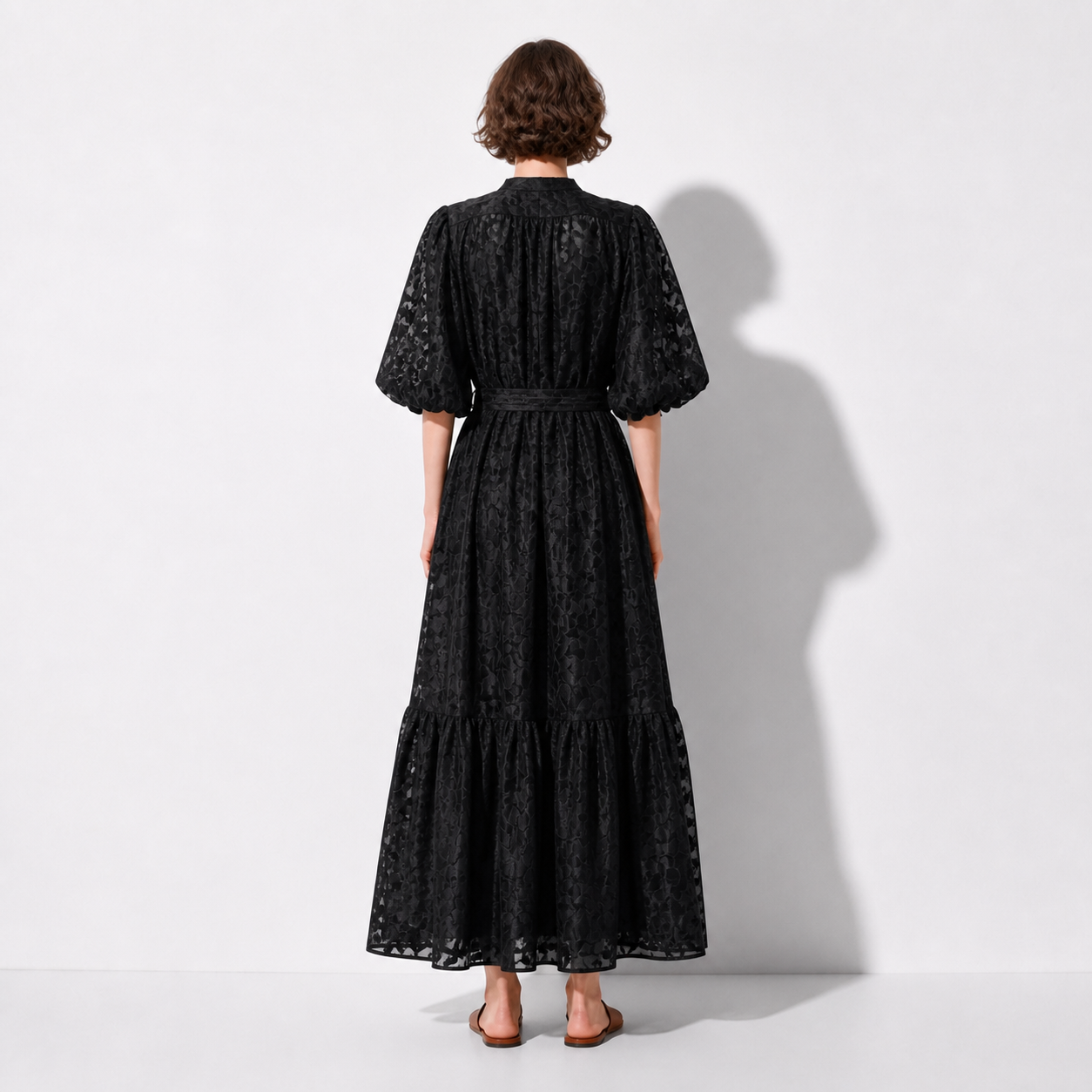 Robe longue noire en dentelle fleurie Tsniout — vue 2 — Dentelle florale opaque doublée, coupe longue et fluide
