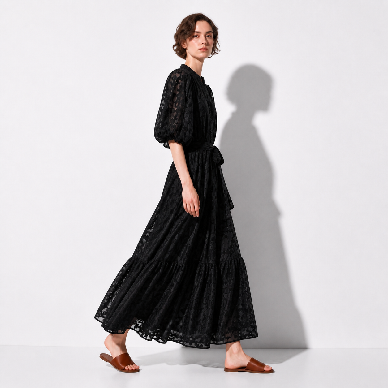 Robe longue noire en dentelle fleurie Tsniout — vue 3 — Dentelle florale opaque doublée, coupe longue et fluide