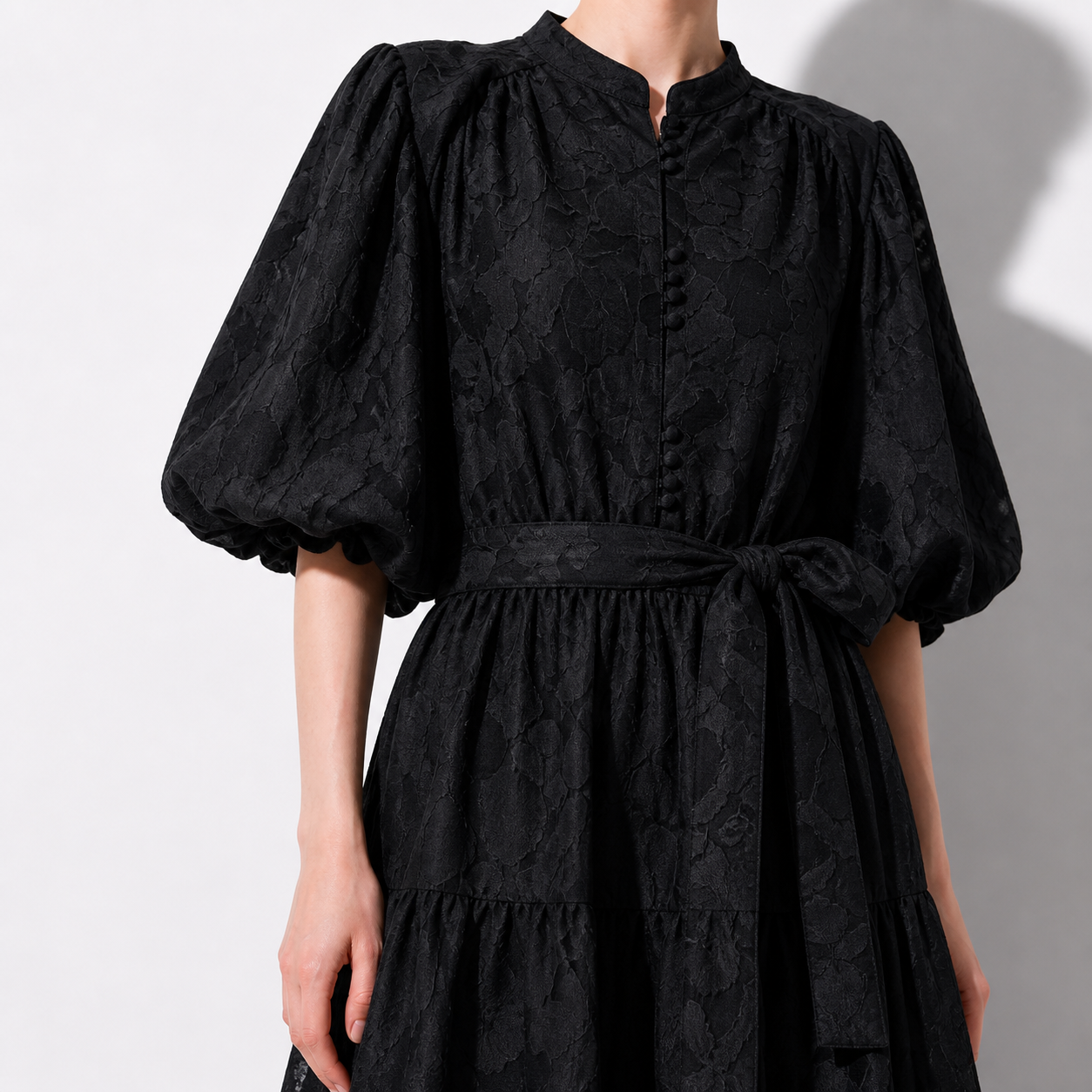 Robe longue noire en dentelle fleurie Tsniout — vue 4 — Dentelle florale opaque doublée, coupe longue et fluide