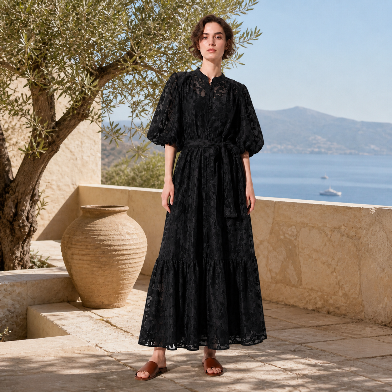 Robe longue noire en dentelle fleurie Tsniout — vue 6 — Dentelle florale opaque doublée, coupe longue et fluide