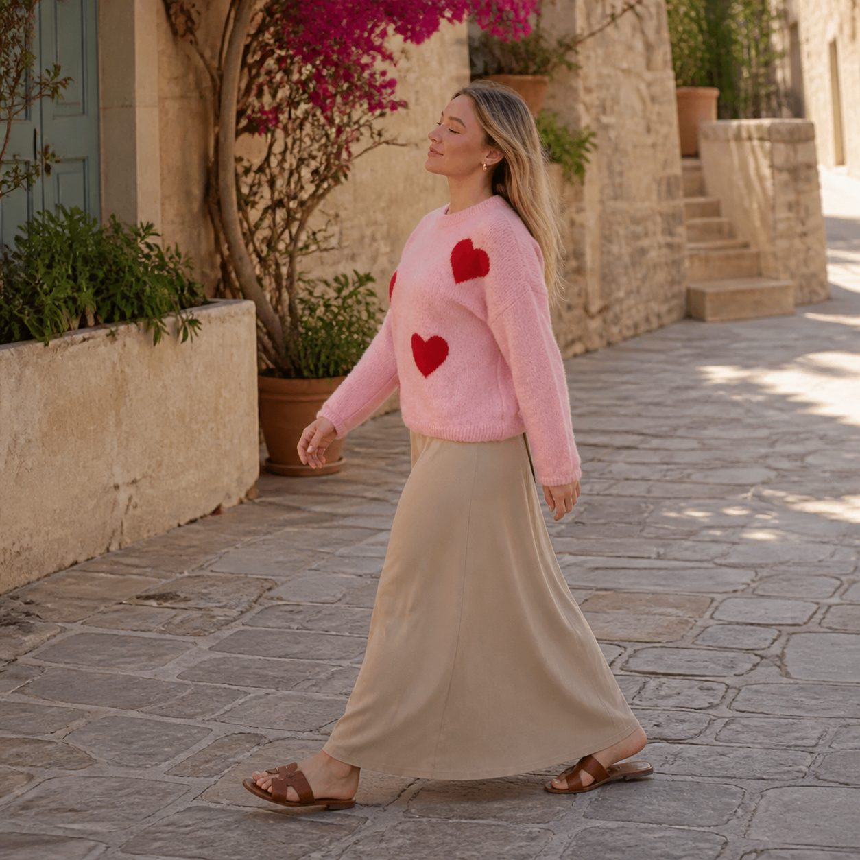 Pull rose à cœurs rouges Tsniout — vue 3 — Laine mélangée et fibres recyclées, maille douce