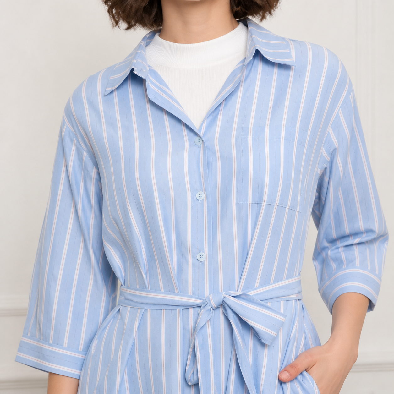 Robe longue bleu ciel rayée ceinturée Tsniout — vue 4 — Tissu fluide rayé